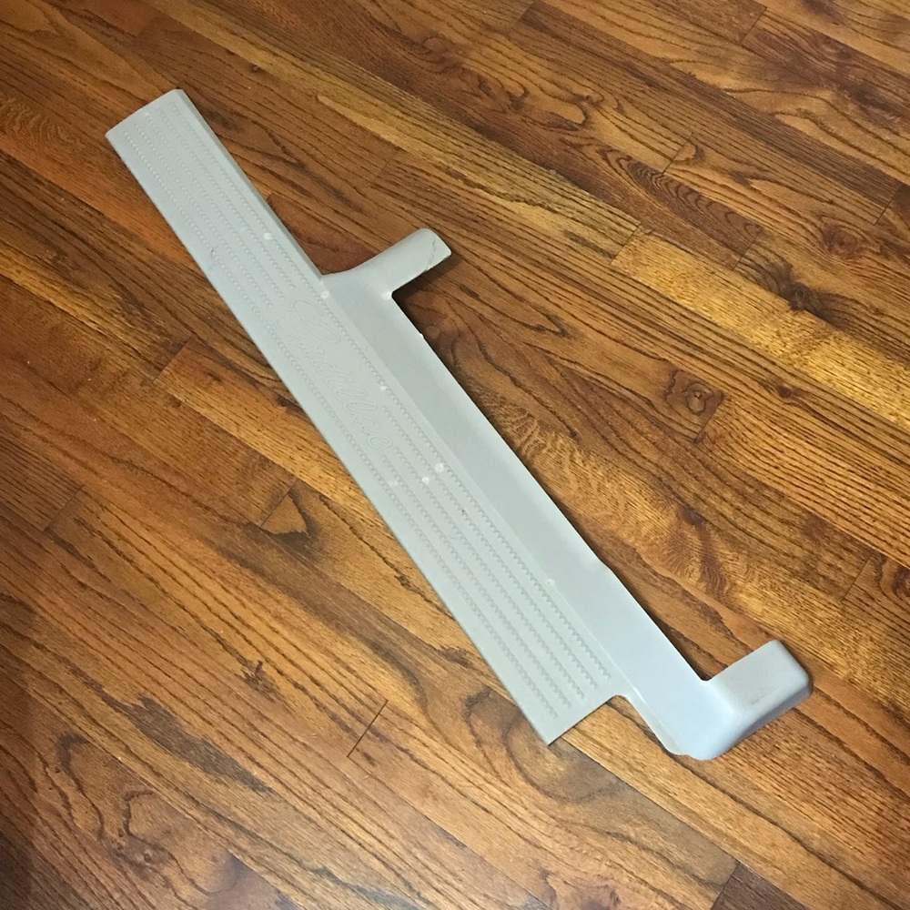 Cadillac Escalade Door Sill Trim Panel 15047433 Shale Door Jam Door-jam Interior